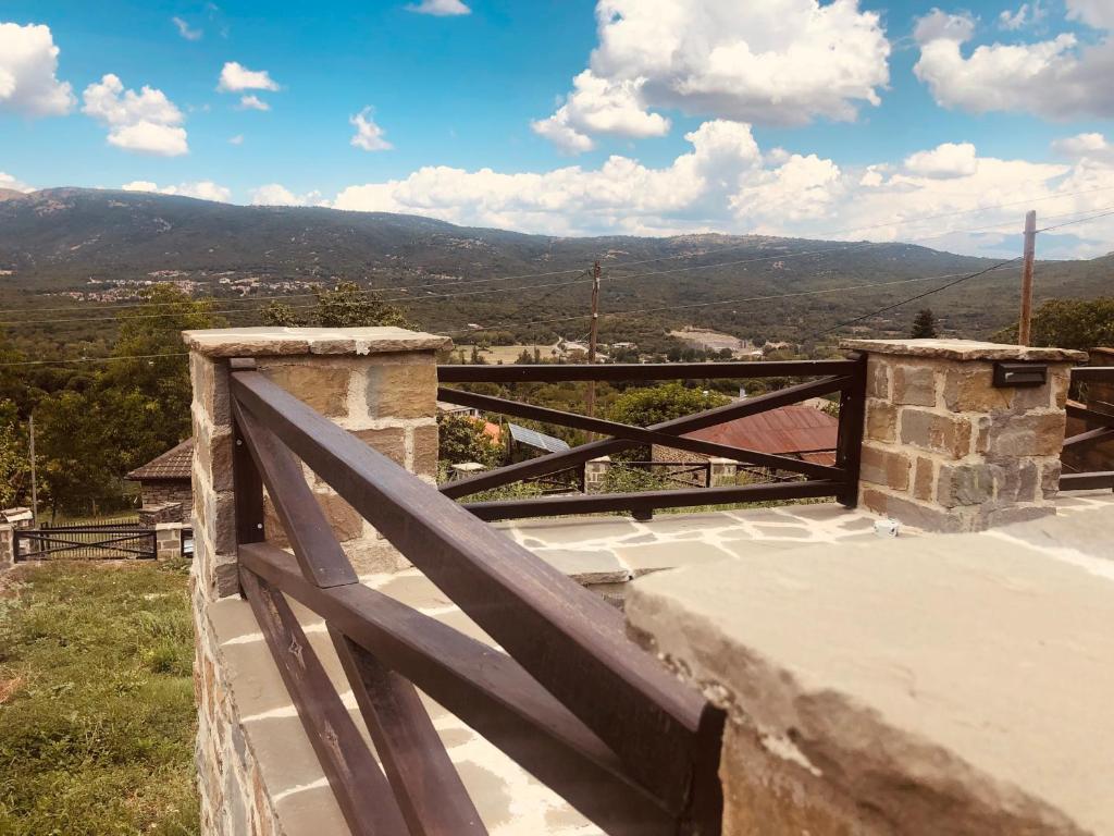 - une vue depuis le balcon d'une maison dotée d'une balustrade en bois dans l'établissement Villa Vakalis, à Ioannina
