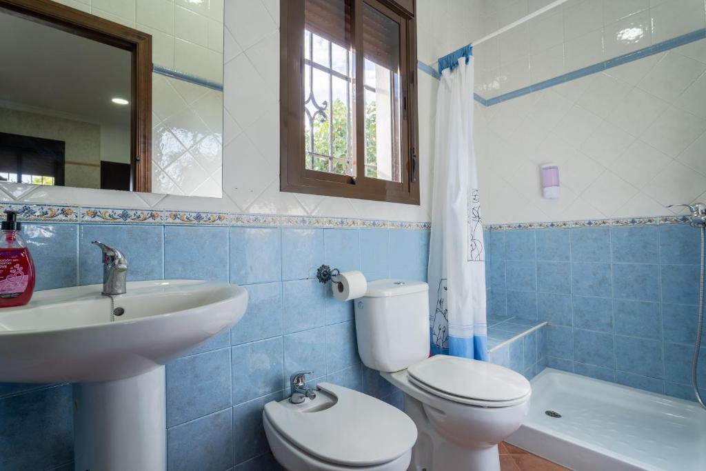 Łazienka z białą toaletą i umywalką w obiekcie EntreCalas 1 Chalet con jacuzzi en Conil, Roche viejo, cala del aceite w mieście Conil de la Frontera