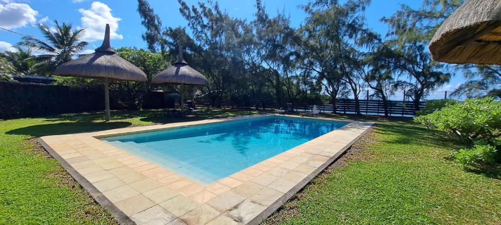 Bazén v ubytování Clair de Lune - Private 2 Bedrooms Beachfront Villa nebo v jeho okolí