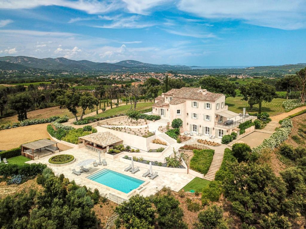 une vue aérienne d'une maison avec piscine dans l'établissement Beautiful Provençal Mas in the Golfe de Saint-Tropez, à Cogolin