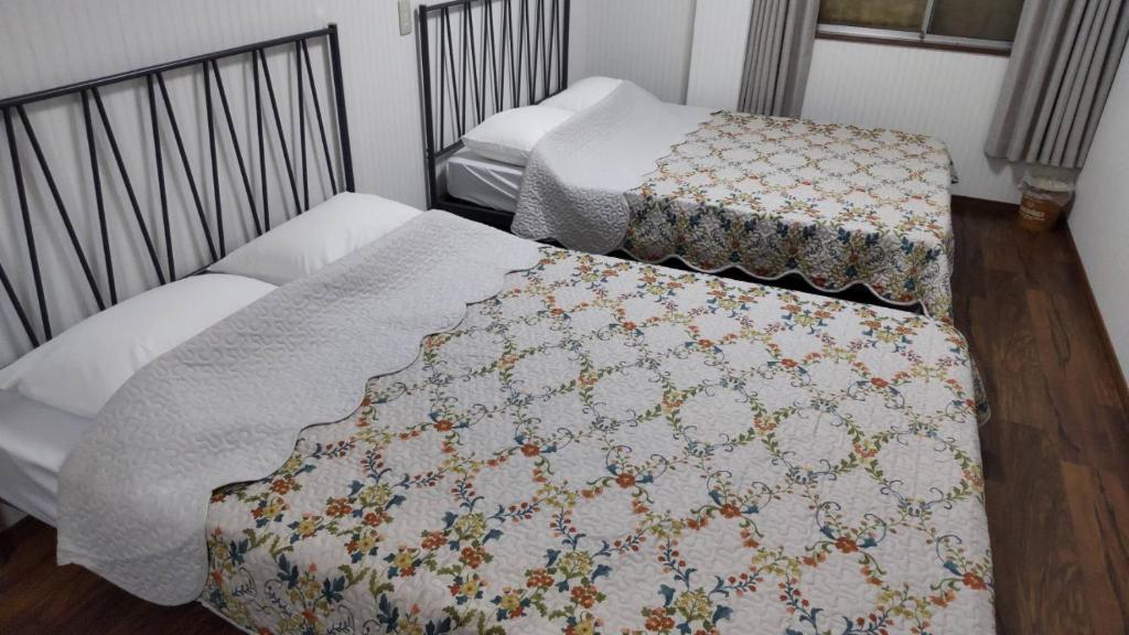 En eller flere senge i et værelse på Marunishi