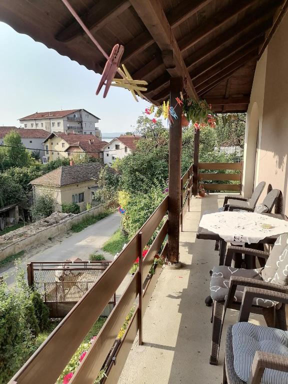 Rõdu või terrass majutusasutuses Apartman Solomonovic