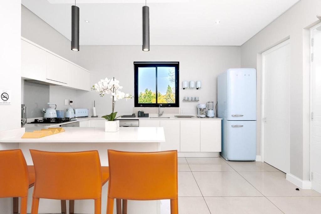 Η κουζίνα ή μικρή κουζίνα στο Modern Luxury apartment in Hyde Park, Sandton