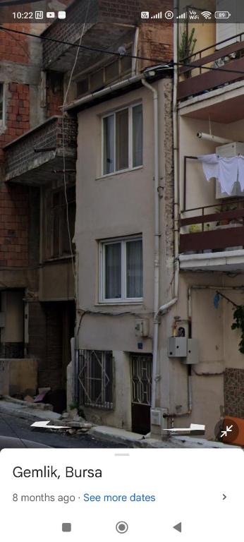 un edificio con ropa colgando de un lado. en 5 Bedroom House ,by the Marmara Sea, en Gemlik