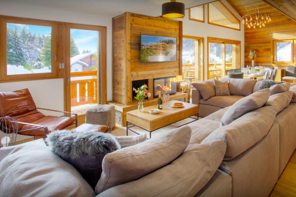 A seating area at Chalet Behansa - OVO Network