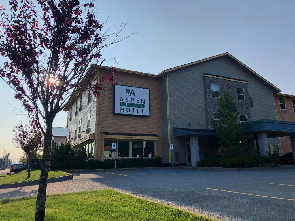 un edificio con una señal para un hotel externo en Aspen Suites Hotel Juneau, en Juneau