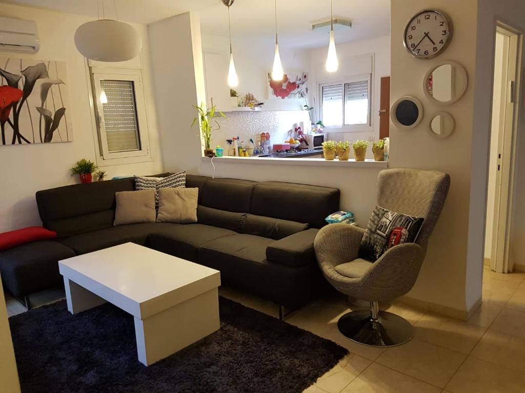 sala de estar con sofá y mesa en אצל אתי, en Safed