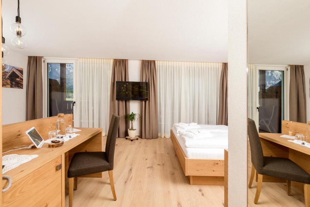 Postel nebo postele na pokoji v ubytování Hotel Royal und Ferienhaus Annabel