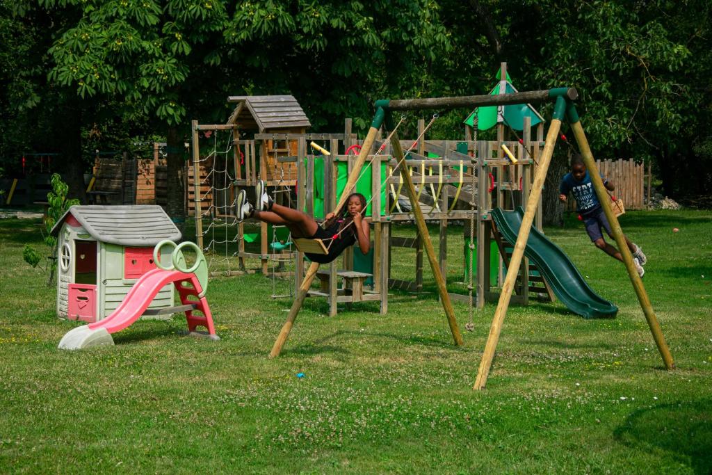 une femme joue sur une aire de jeux dans l'établissement 8mn du zoo de beauval Gîtes paisible Au Havre de Paix, à Couffy