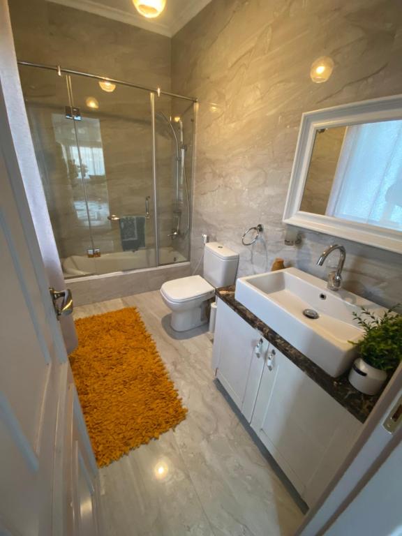 A bathroom at La Perle Pyramids