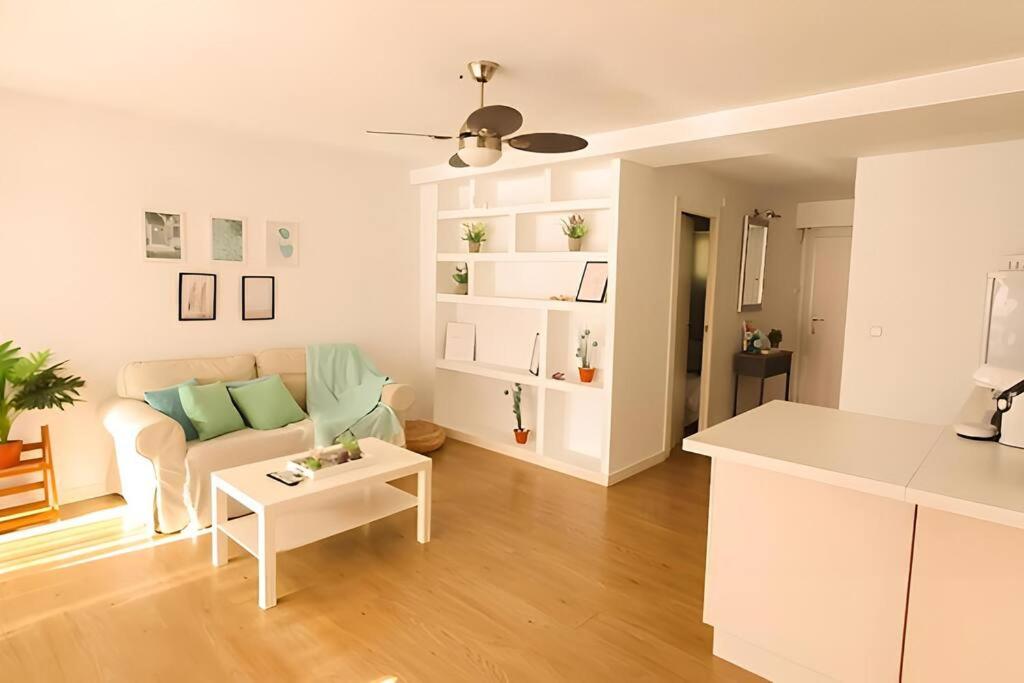A seating area at Apartamento primera línea con acceso privado a la playa