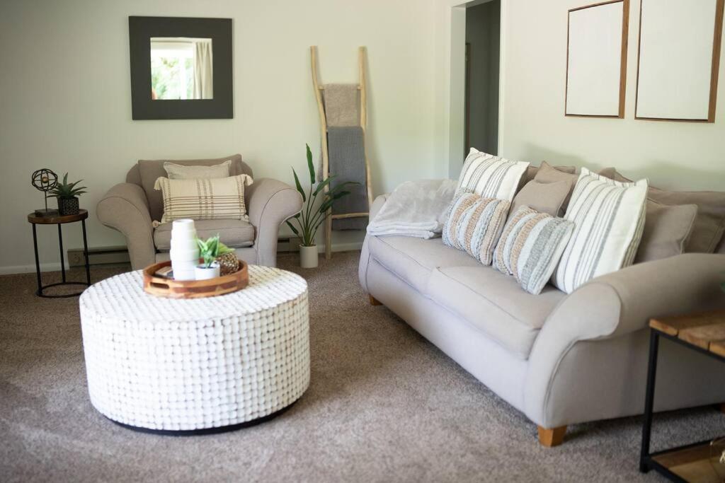 uma sala de estar com um sofá branco e uma mesa em Sunrise - 1322 Indian Point Road em Branson