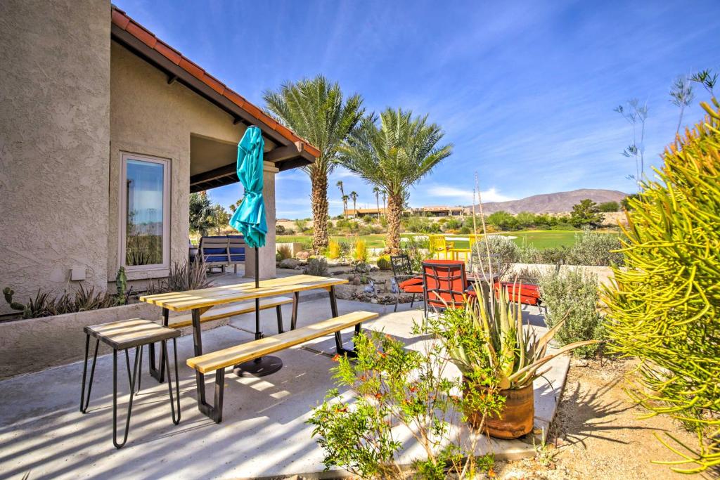 un patio con mesa, bancos y sillas en Sunny California Retreat with Resort Amenities!, en Borrego Springs