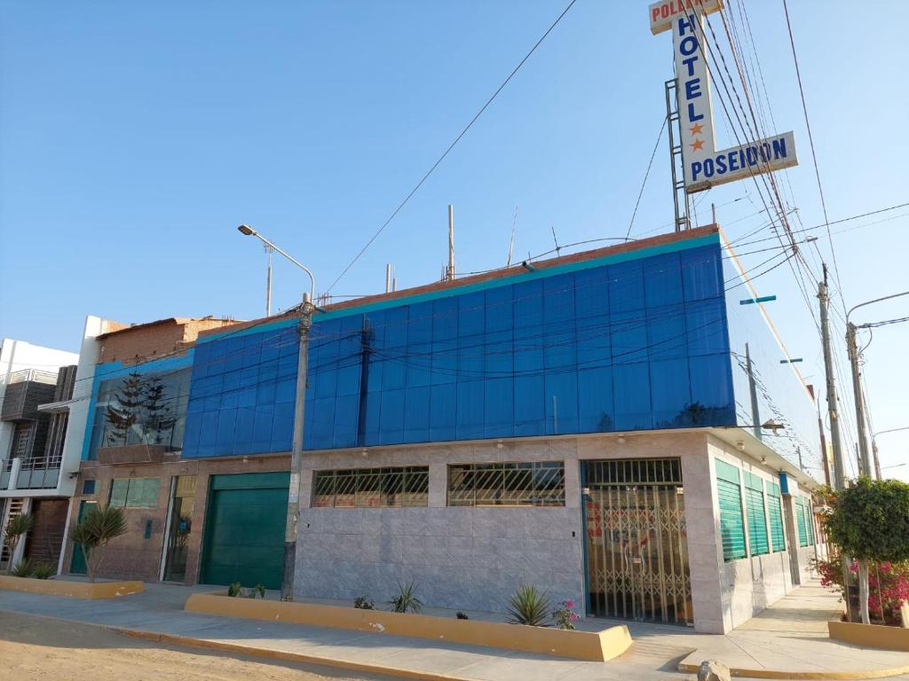 um edifício com um sinal em cima em HOTEL POSEIDON em Chiclayo