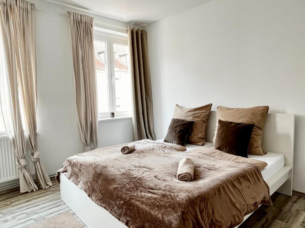 漢諾威的住宿－Design Apartment - Kingsize Bett - Küche - Zentral，一间白色卧室,配有一张床和两张拖鞋