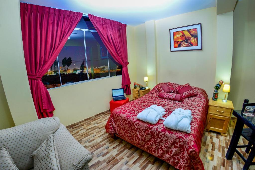 um quarto com uma cama com duas almofadas em Matryoshka em Ica