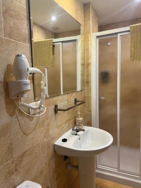 ein Bad mit einem Waschbecken und einer Dusche in der Unterkunft Habitaciones Privadas en Apartamento Compartido in Algeciras