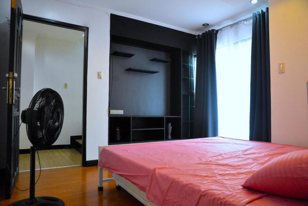 Tempat tidur dalam kamar di Maison Dos 3 bedroom, with 200mbps internet speed, netflix and aircon