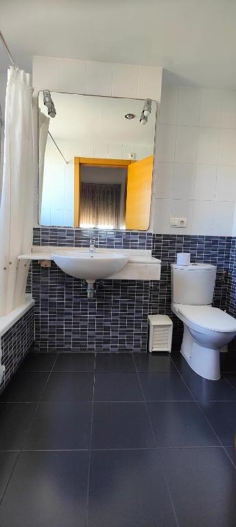 A bathroom at SOLO FAMILIAS TORRESOL