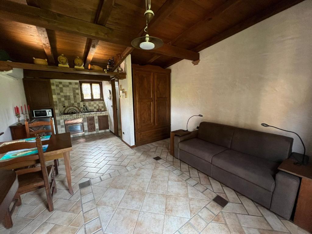 uma sala de estar com um sofá e uma mesa em B&B Monte Tavolino em Capodimonte