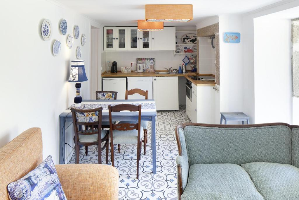 sala de estar con mesa y sillas y cocina en FeelingLisbon Fado, en Lisboa