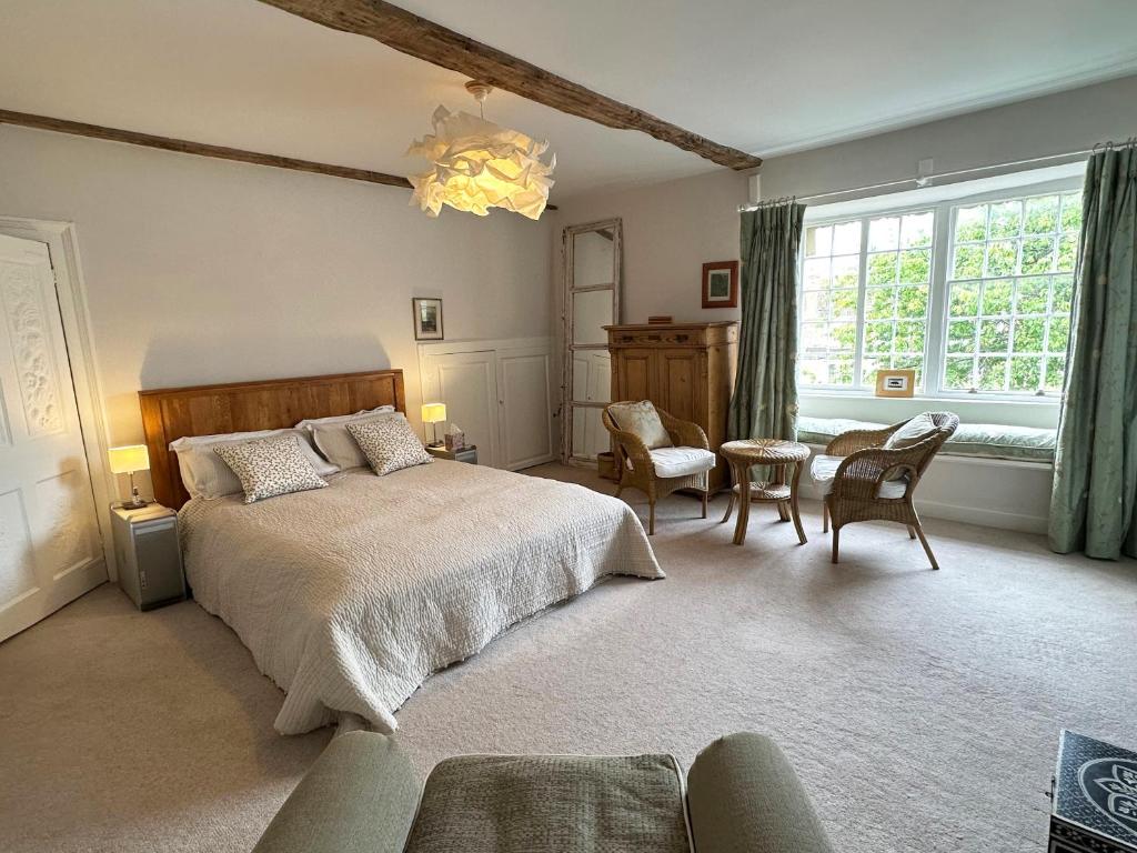 um quarto com uma cama, uma mesa e cadeiras em The Priory 