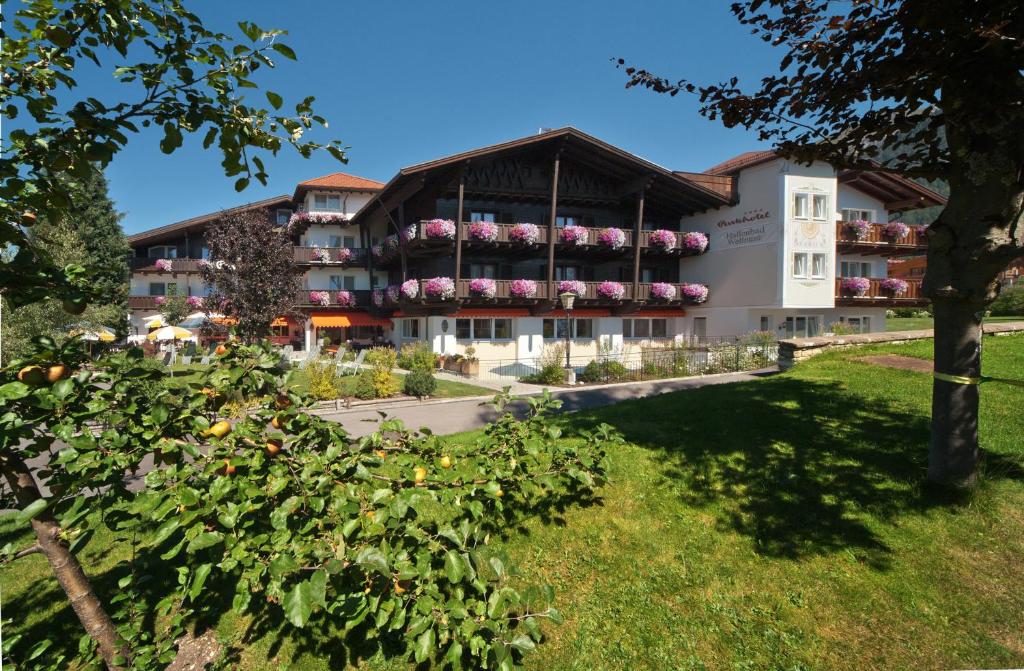 un edificio con muchas flores rosas en Parkhotel Seefeld en Seefeld in Tirol
