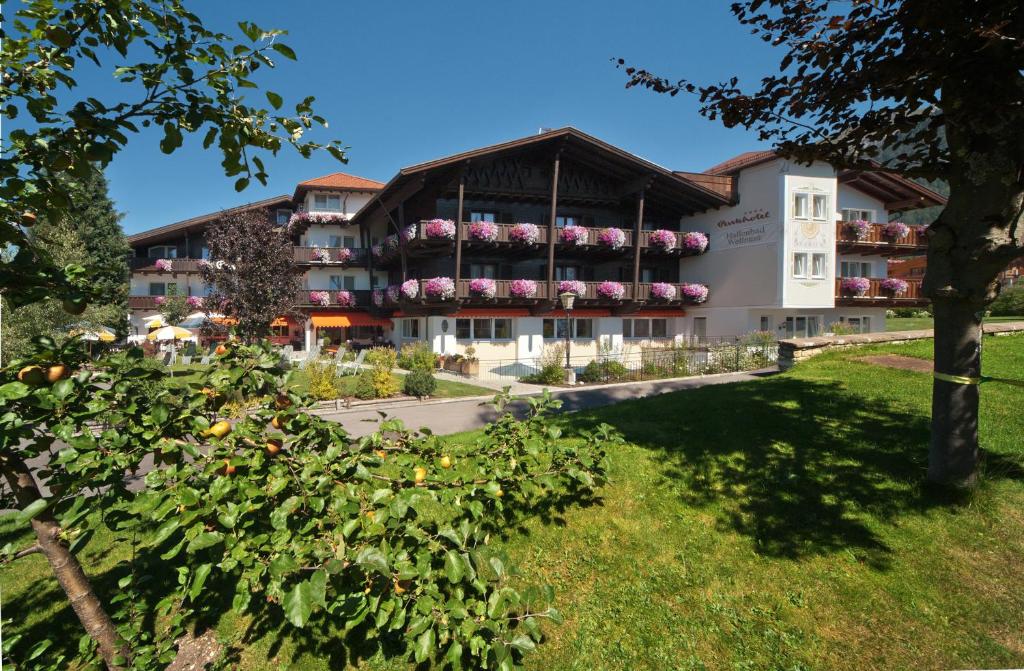 un edificio con molti fiori rosa di Parkhotel Seefeld a Seefeld in Tirol