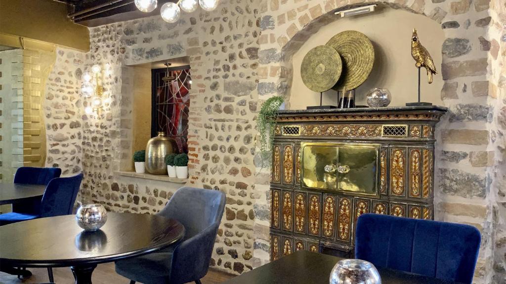 ein Restaurant mit zwei Tischen und einem großen Holzschrank in der Unterkunft Villa Pona in Digoin