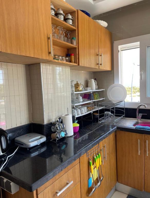 Kuchyň nebo kuchyňský kout v ubytování appartement vue sur mer saidia
