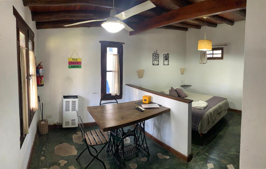 ein Schlafzimmer mit einem Bett und einem Schreibtisch in einem Zimmer in der Unterkunft Altos de la Laguna in Chascomús