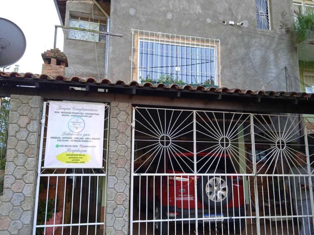 een gebouw met een raam met twee paraplu's erop bij Pertinho da Mata Kitnete in Cachoeiras de Macacu