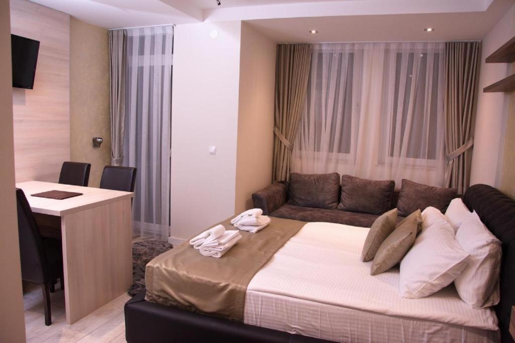een hotelkamer met een bed, een bureau en een bureau bij Hotel S SAN in Novi Pazar