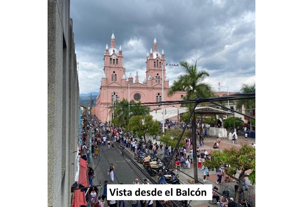 una folla di persone che camminano davanti a una chiesa di Apartamento Familiar Buga - Basílica señor de los milagros a Buga