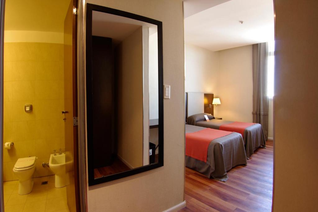 Una cama o camas en una habitación de Gran Hotel Argentino