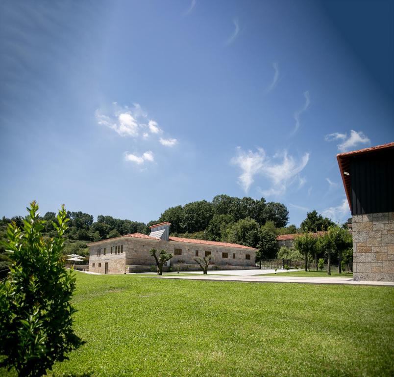 un edificio di mattoni con un prato davanti di Constance House 