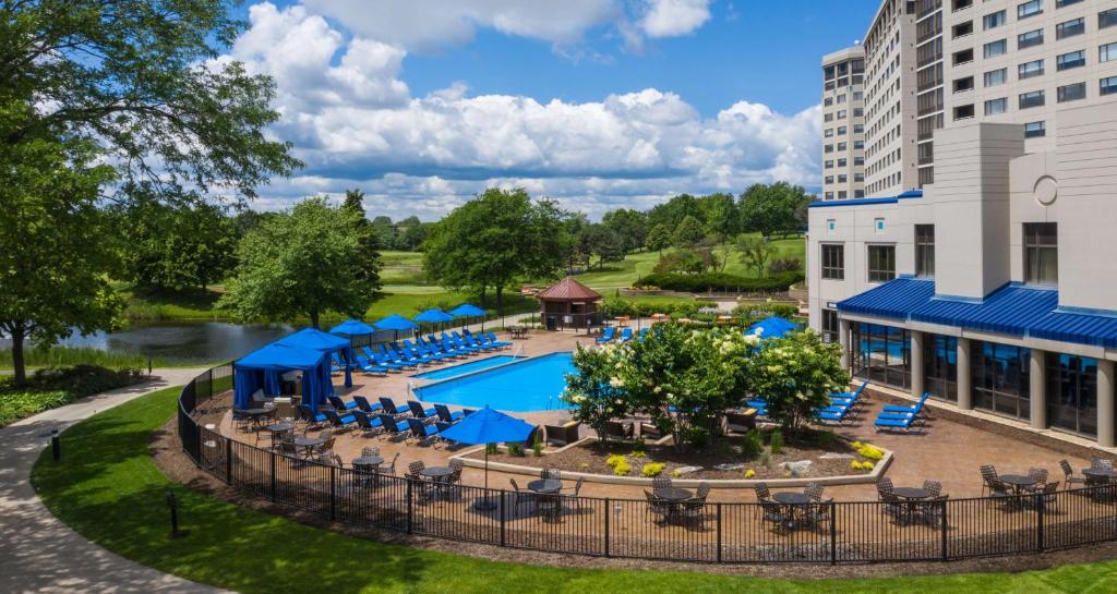una vista aérea de la piscina en un complejo en Hilton Chicago Oak Brook Hills Resort & Conference Center, en Oak Brook