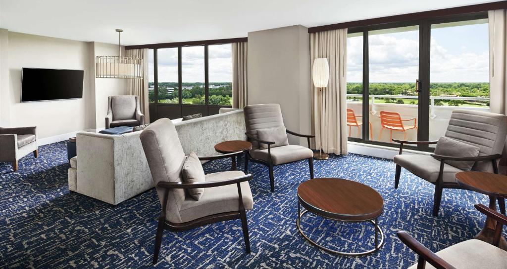 Hilton Chicago Oak Brook Hills Resort & Conference Center - 国王套房配沙发床和阳台