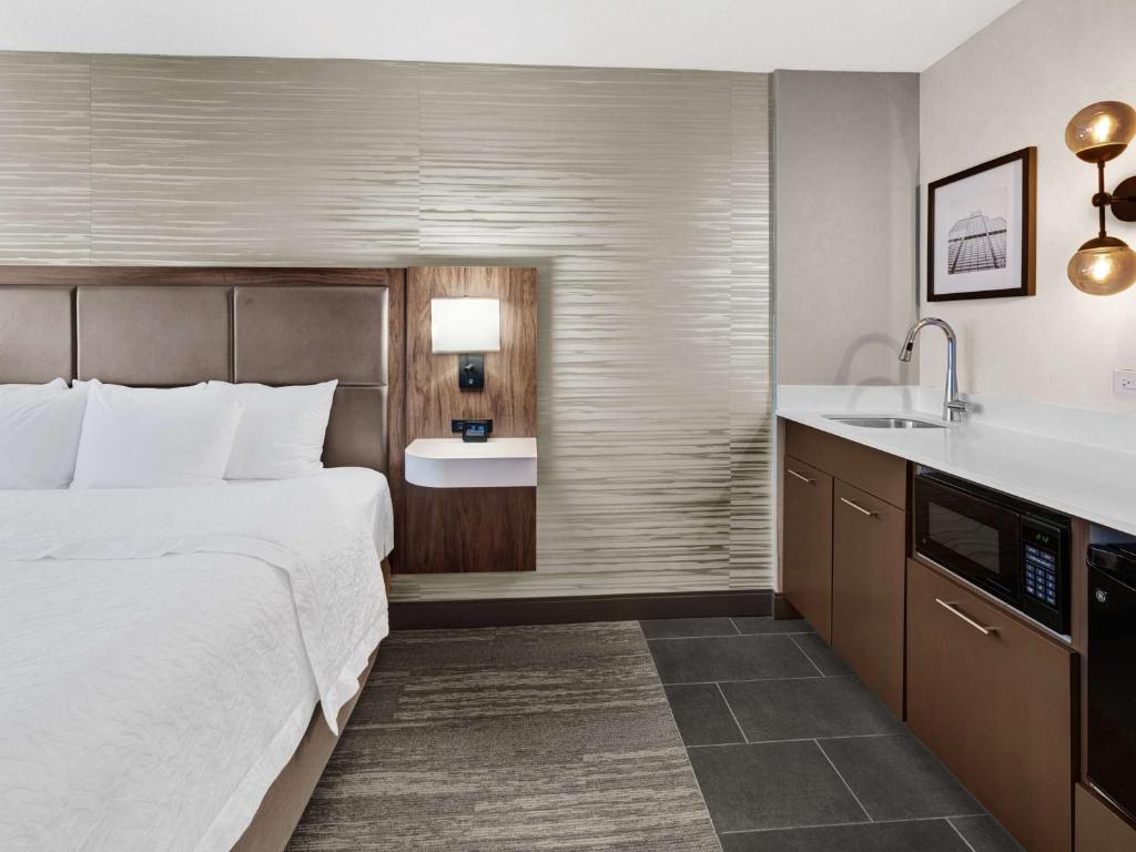 Hampton Inn & Suites Chicago-Downtown - Deluxe King Room - Non-Smoking