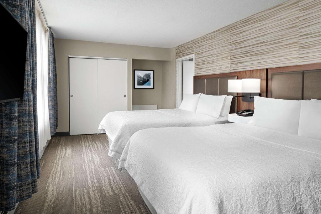 Hampton Inn & Suites Chicago-Downtown - 2 Queen 1 Bedroom With Sofabed Corner Suite Nonsmoking