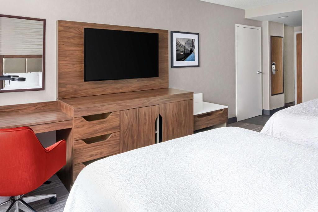 Hampton Inn & Suites Chicago-Downtown - Queen Room With Two Queen Beds - Non-Smoking