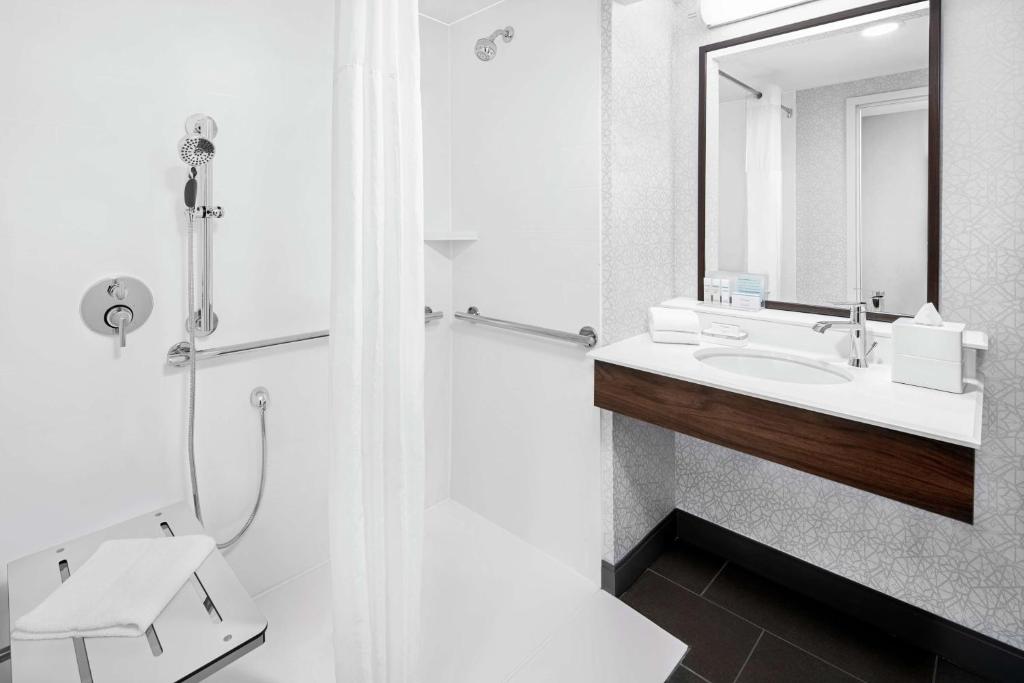 Hampton Inn & Suites Chicago-Downtown photo