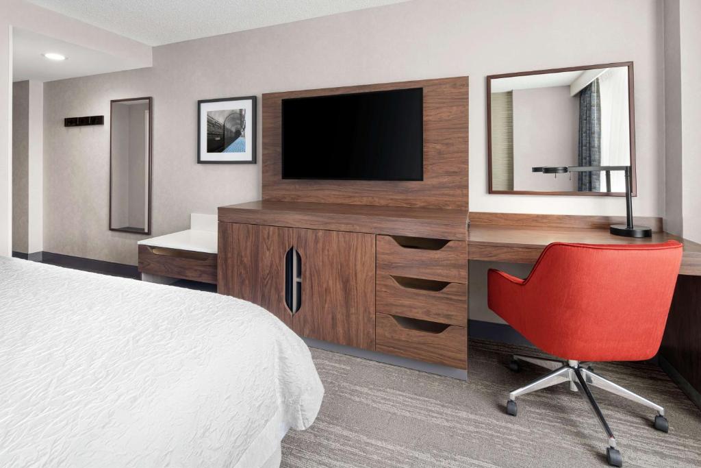 Hampton Inn & Suites Chicago-Downtown - King Room - Non-Smoking