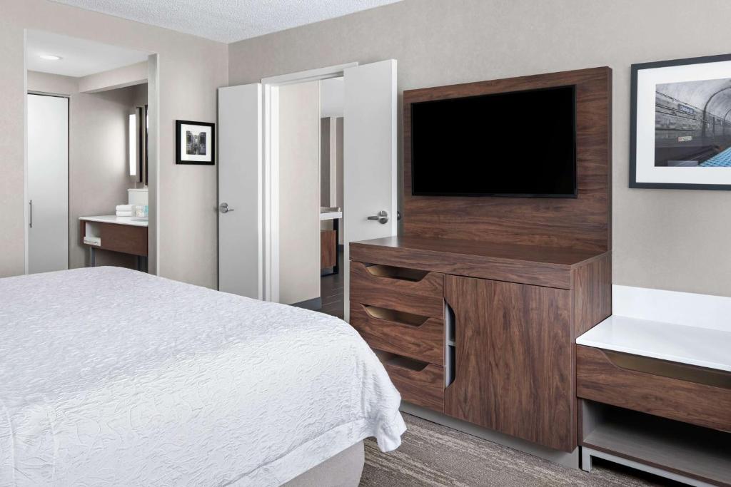 Hampton Inn & Suites Chicago-Downtown - One-Bedroom Suite With Two Queen Beds