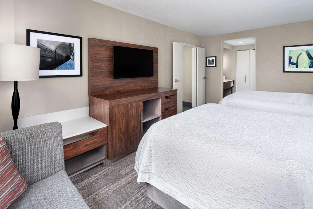Hampton Inn & Suites Chicago-Downtown - 