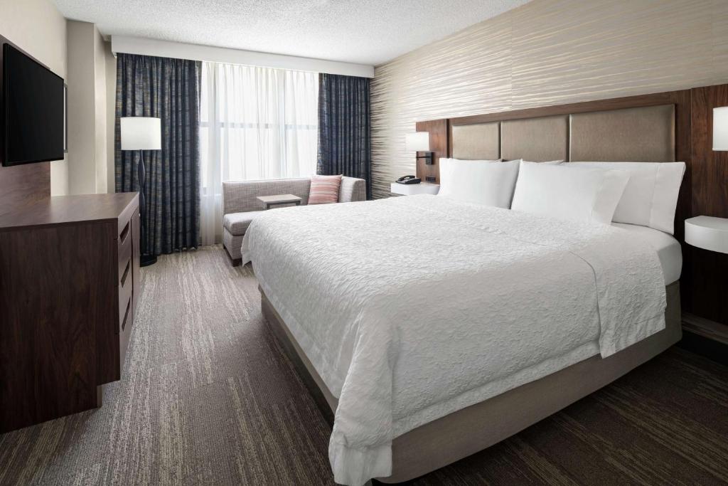 Hampton Inn & Suites Chicago-Downtown - 