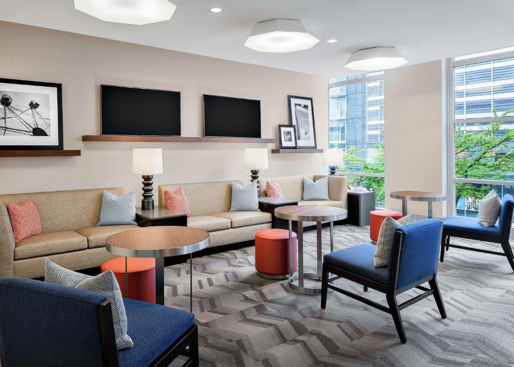 TV a/nebo společenská místnost v ubytování Hampton Inn Chicago McCormick Place