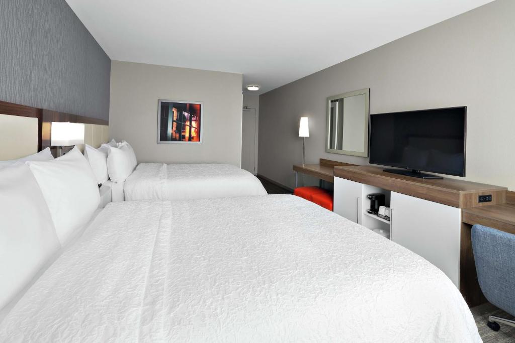 TV a/nebo společenská místnost v ubytování Hampton Inn Chicago McCormick Place
