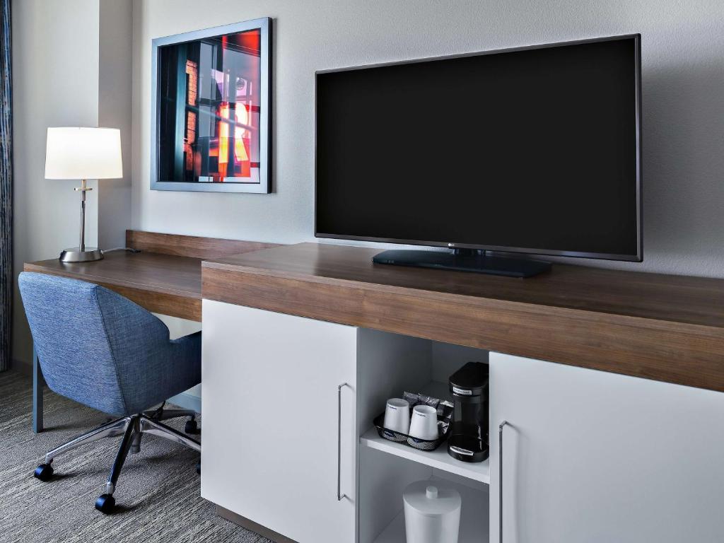 TV a/nebo společenská místnost v ubytování Hampton Inn Chicago McCormick Place