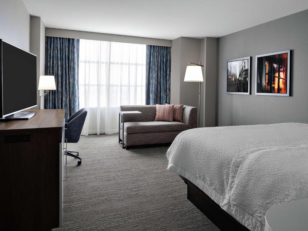 Postel nebo postele na pokoji v ubytování Hampton Inn Chicago McCormick Place